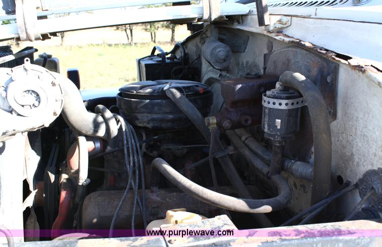 image for item 4822 1973 International 1700 Load Star grain truck