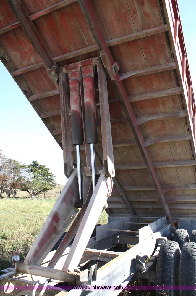 image for item 4822 1973 International 1700 Load Star grain truck