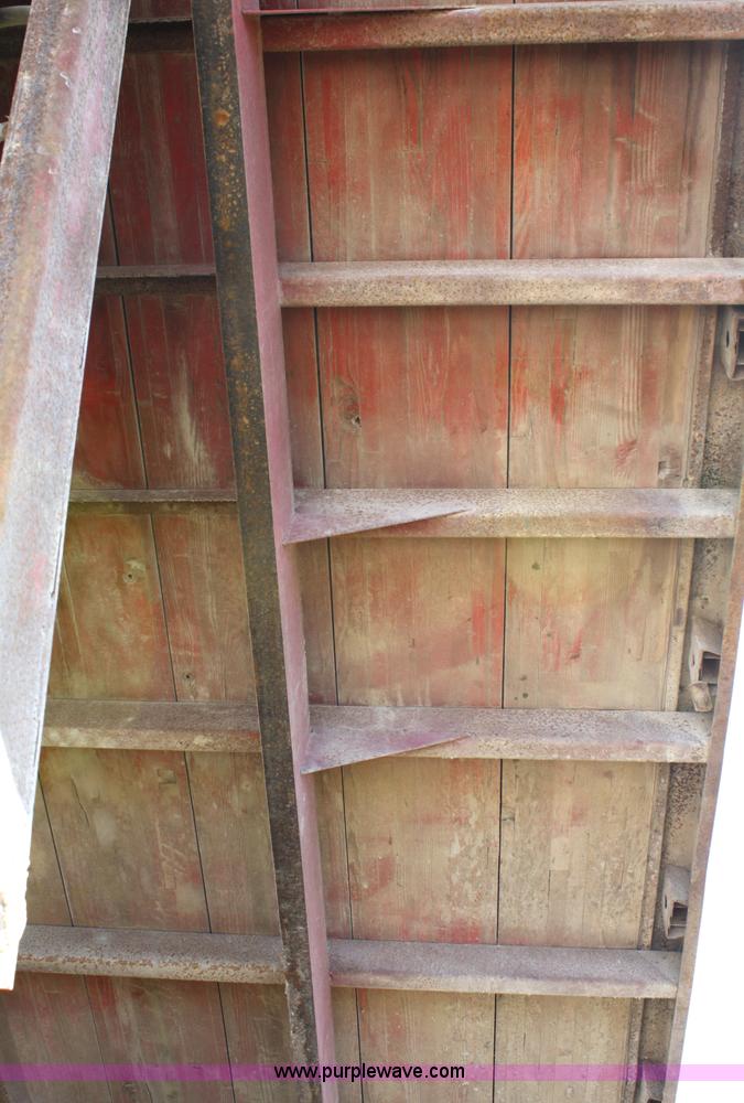 image for item 4822 1973 International 1700 Load Star grain truck