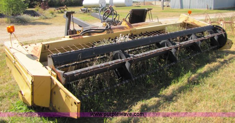 image for item 5165 1998 New Holland 2328 18' swather head