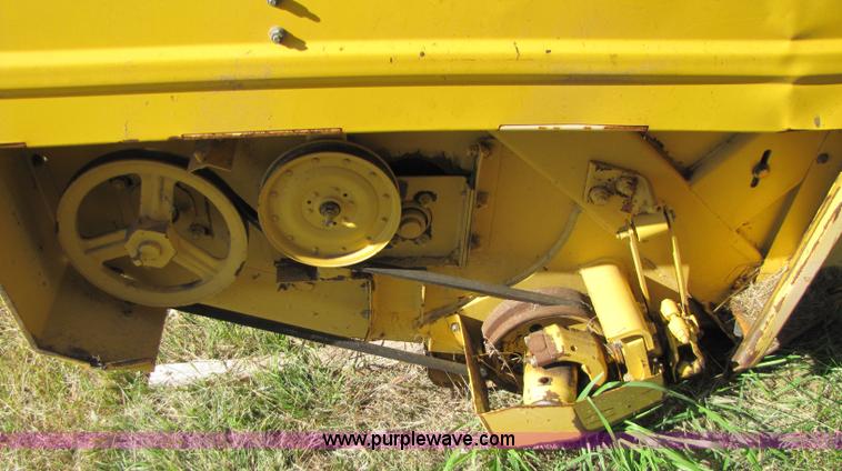 image for item 5165 1998 New Holland 2328 18' swather head