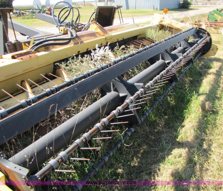 image for item 5165 1998 New Holland 2328 18' swather head