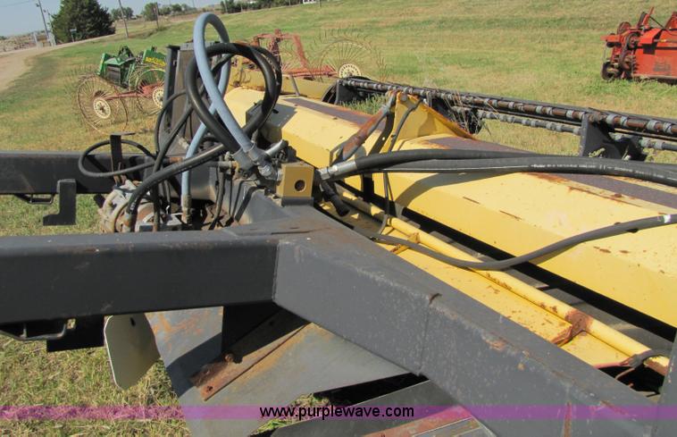 image for item 5165 1998 New Holland 2328 18' swather head