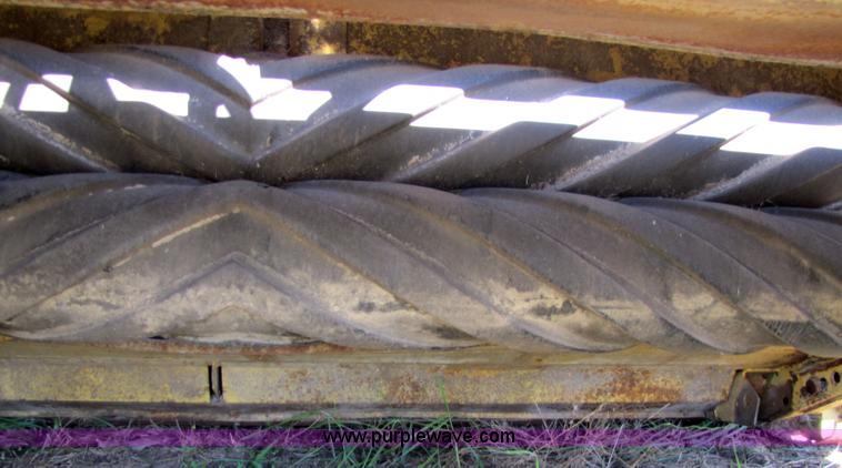 image for item 5165 1998 New Holland 2328 18' swather head