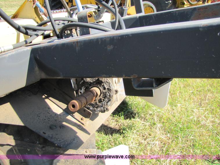 image for item 5165 1998 New Holland 2328 18' swather head