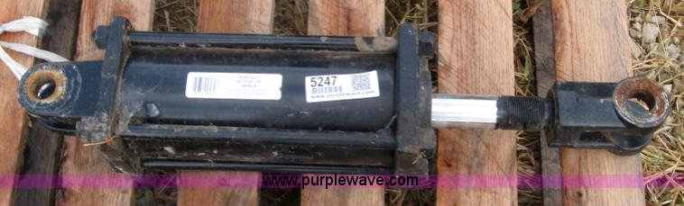 image for item 5247 CNH hydraulic cylinder