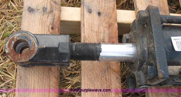 image for item 5247 CNH hydraulic cylinder