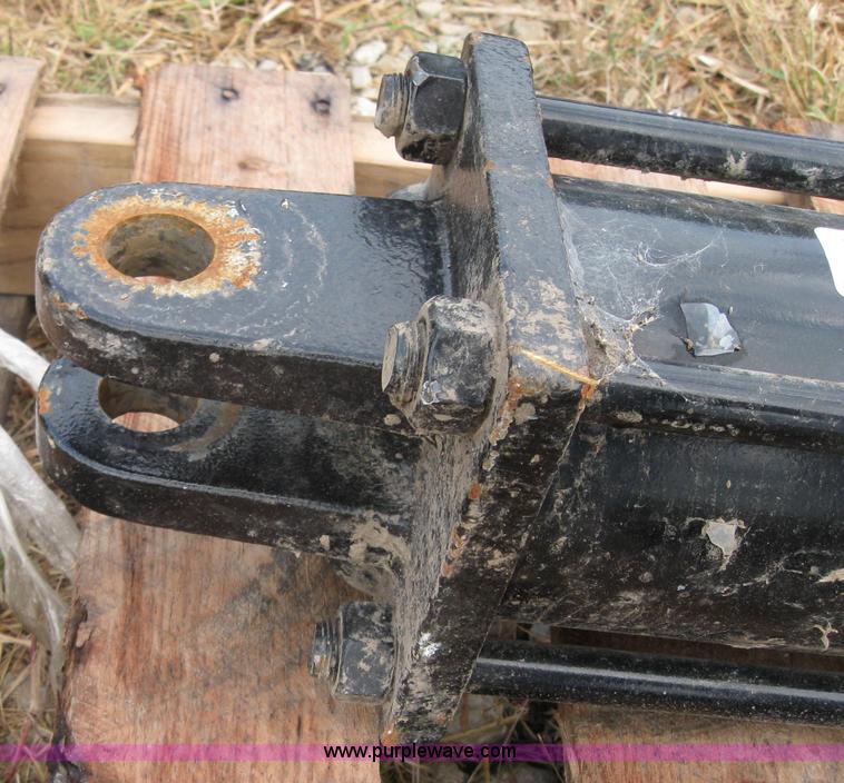 image for item 5247 CNH hydraulic cylinder