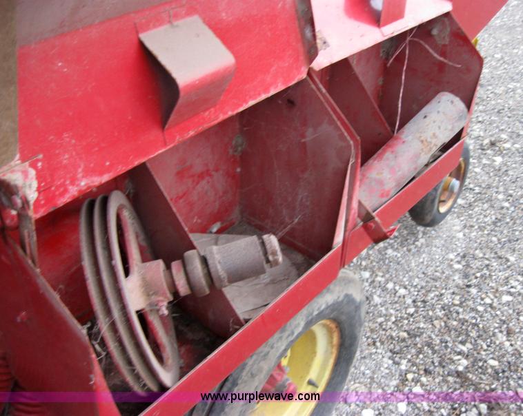 image for item 5252 New Holland 847 baler