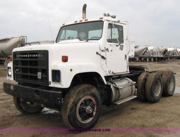 image for item 5263 1980 International S2500 semi truck