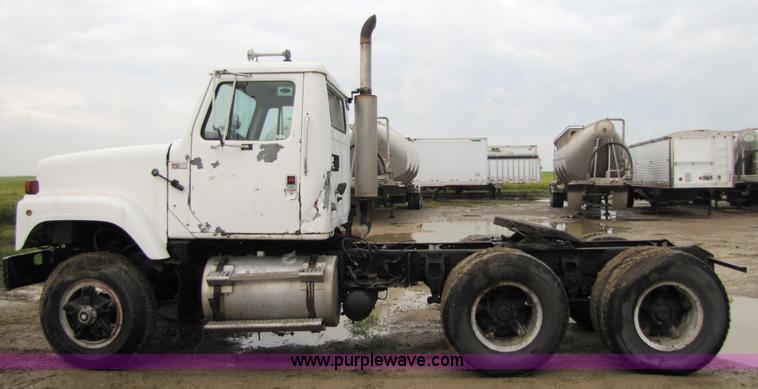 image for item 5263 1980 International S2500 semi truck