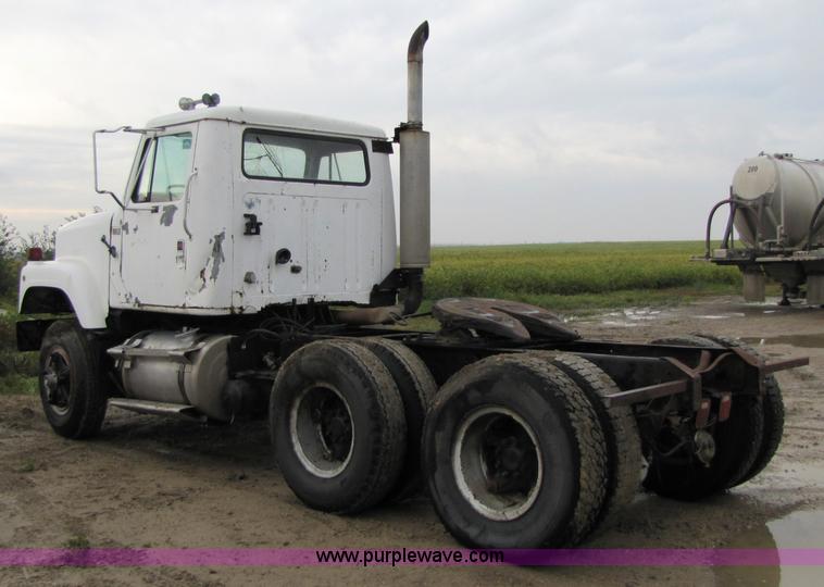 image for item 5263 1980 International S2500 semi truck