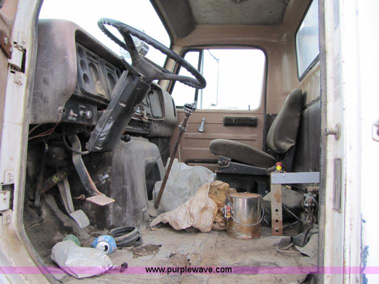 image for item 5263 1980 International S2500 semi truck