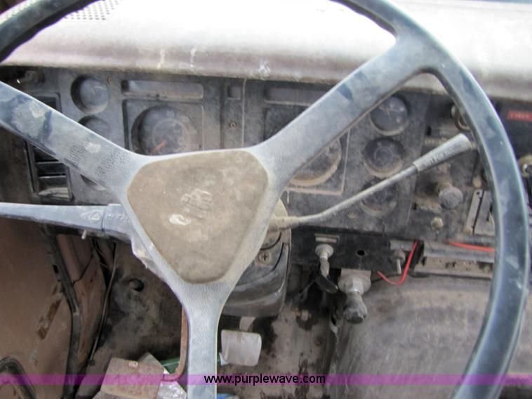 image for item 5263 1980 International S2500 semi truck