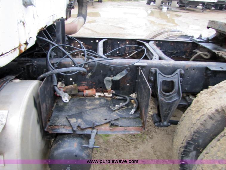 image for item 5263 1980 International S2500 semi truck