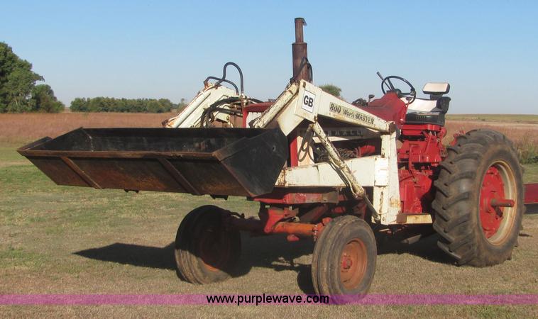 image for item 6560 Farmall F706 tractor with loader