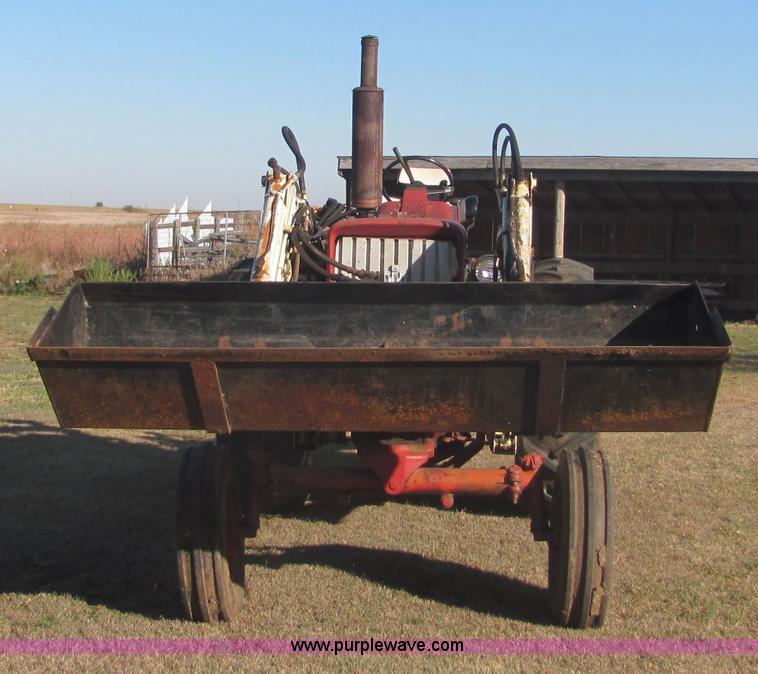 image for item 6560 Farmall F706 tractor with loader