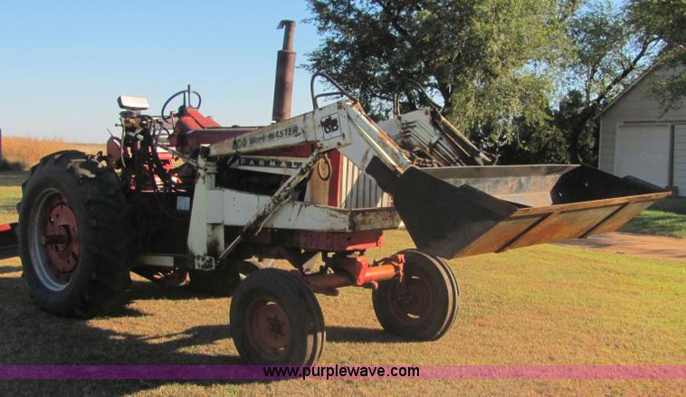 image for item 6560 Farmall F706 tractor with loader