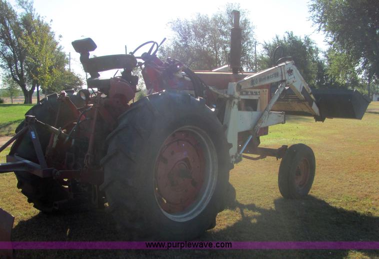 image for item 6560 Farmall F706 tractor with loader