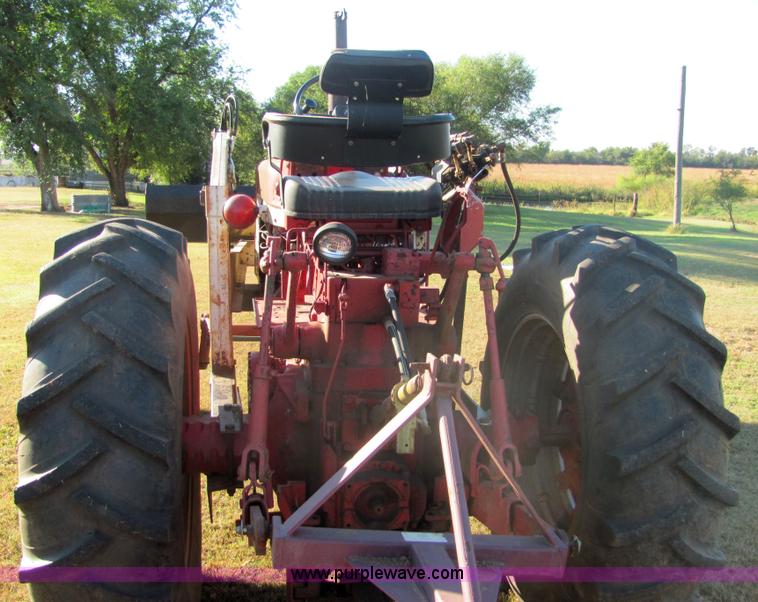 image for item 6560 Farmall F706 tractor with loader