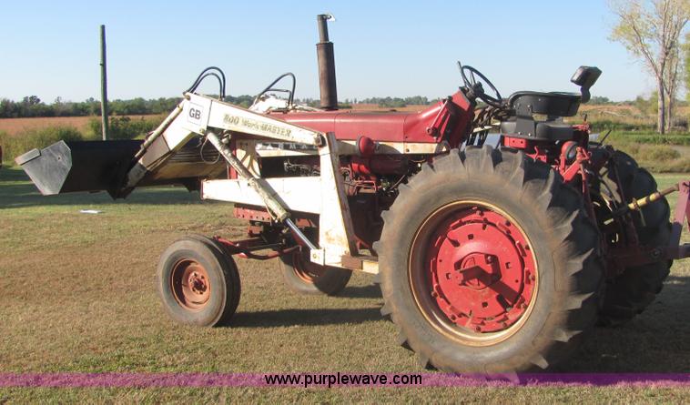 image for item 6560 Farmall F706 tractor with loader