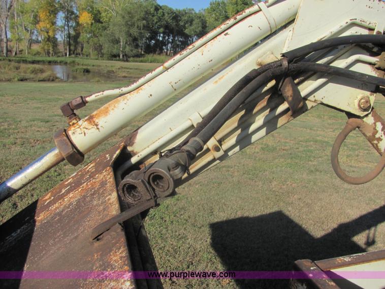 image for item 6560 Farmall F706 tractor with loader