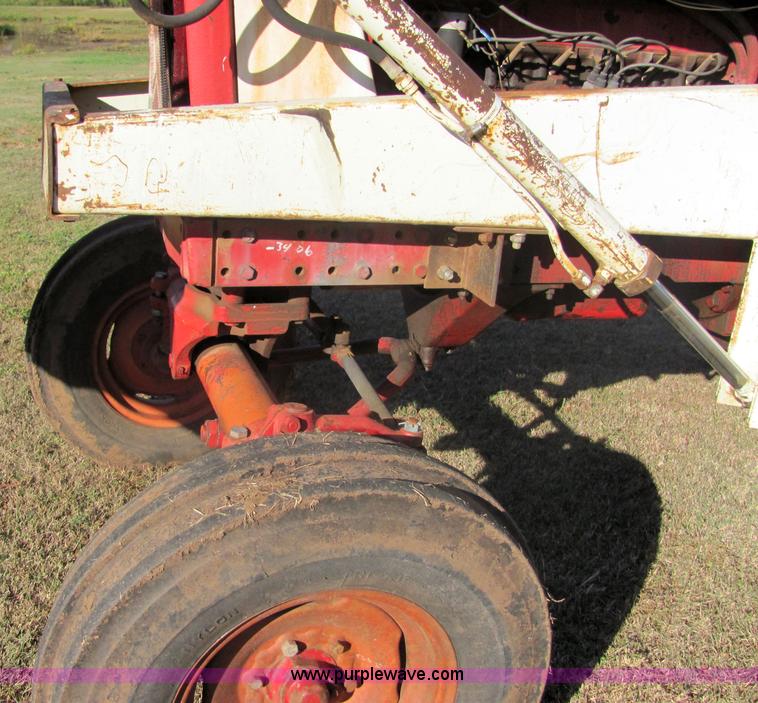 image for item 6560 Farmall F706 tractor with loader