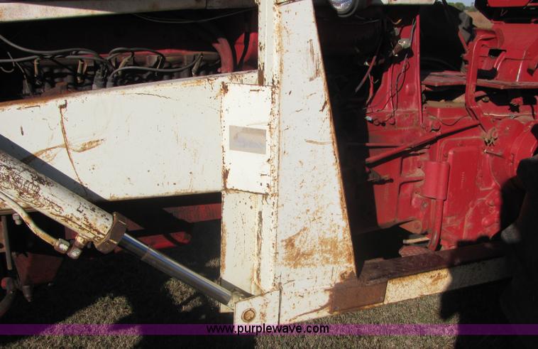 image for item 6560 Farmall F706 tractor with loader