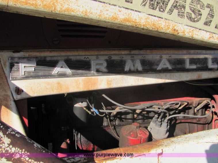 image for item 6560 Farmall F706 tractor with loader