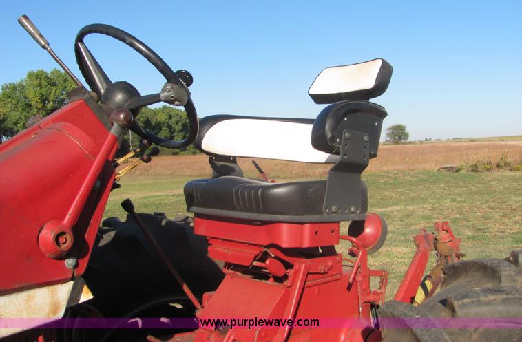 image for item 6560 Farmall F706 tractor with loader