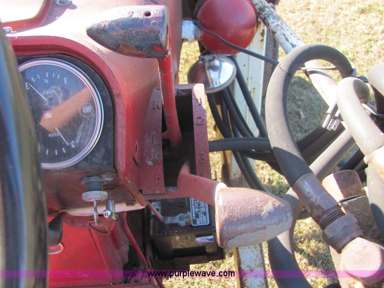 image for item 6560 Farmall F706 tractor with loader