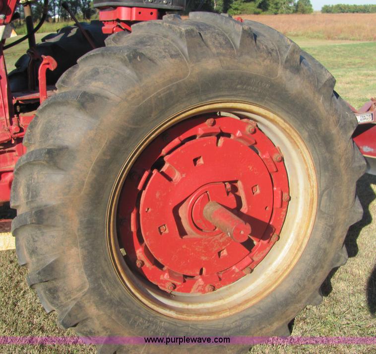 image for item 6560 Farmall F706 tractor with loader