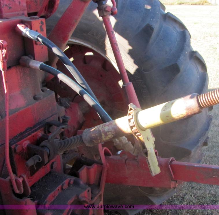 image for item 6560 Farmall F706 tractor with loader