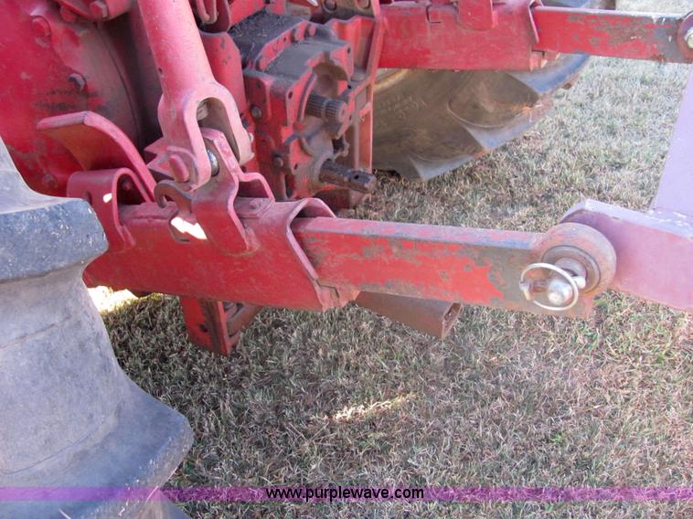 image for item 6560 Farmall F706 tractor with loader