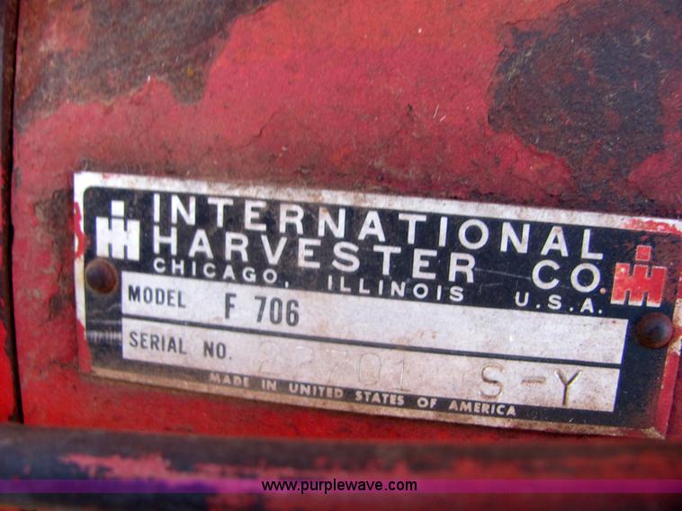 image for item 6560 Farmall F706 tractor with loader