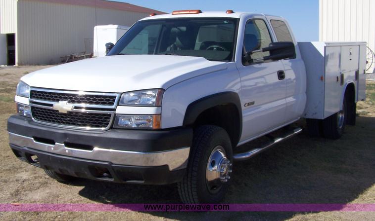 image for item 7340 2006 Chevrolet C3500 Silverado extended cab pickup truck