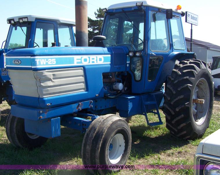 image for item 7401 1983 Ford TW25 tractor