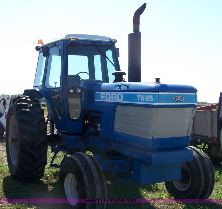 image for item 7401 1983 Ford TW25 tractor