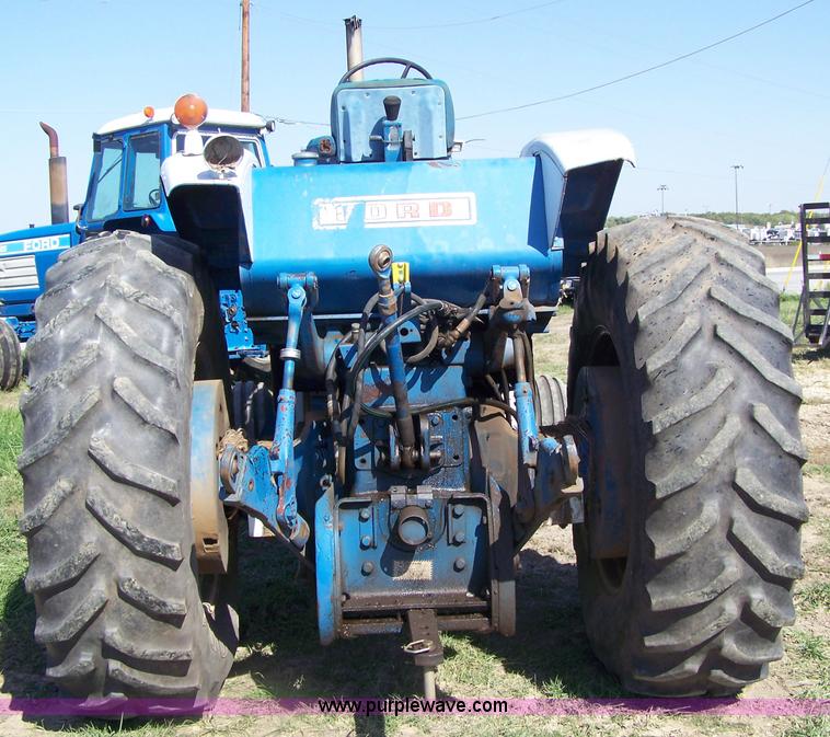 image for item 7403 1972 Ford 8000 tractor with loader