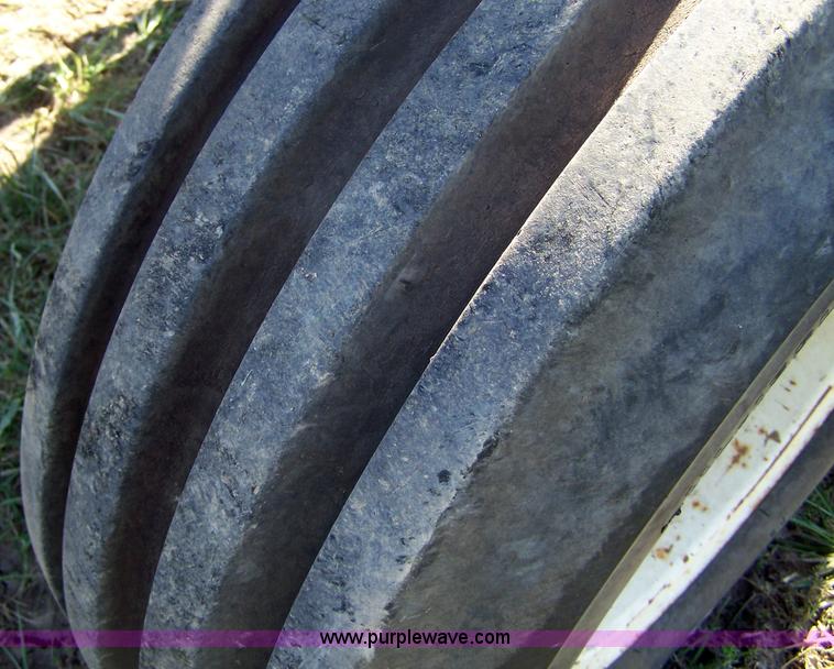 image for item 7403 1972 Ford 8000 tractor with loader