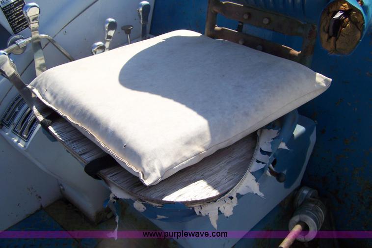 image for item 7403 1972 Ford 8000 tractor with loader