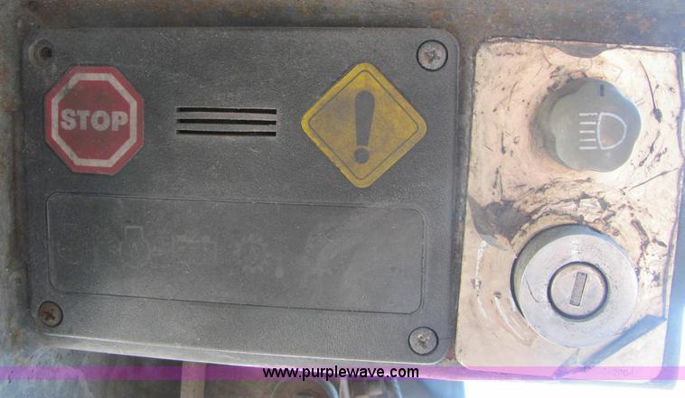 image for item 1006 1997 Daewoo DSL801-U skid steer