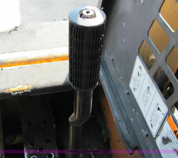 image for item 1006 1997 Daewoo DSL801-U skid steer