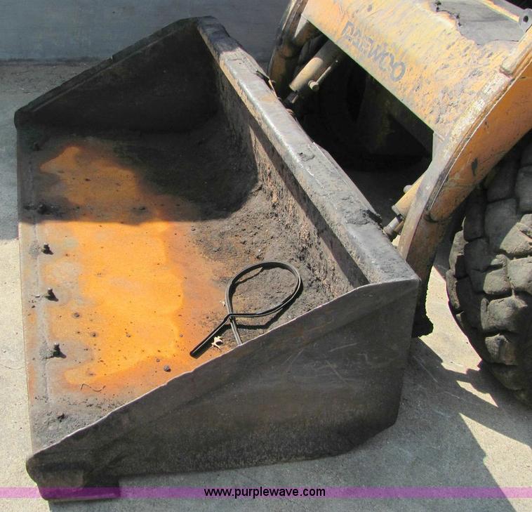 image for item 1006 1997 Daewoo DSL801-U skid steer