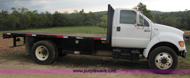 image for item 3135 2001 Ford F650 Super Duty 18' flatbed truck