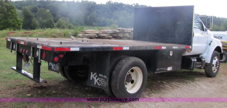 image for item 3135 2001 Ford F650 Super Duty 18' flatbed truck