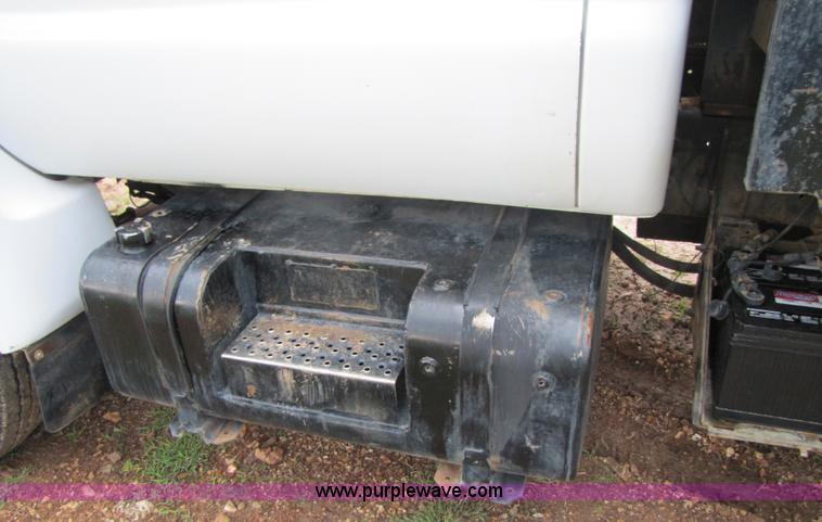 image for item 3135 2001 Ford F650 Super Duty 18' flatbed truck