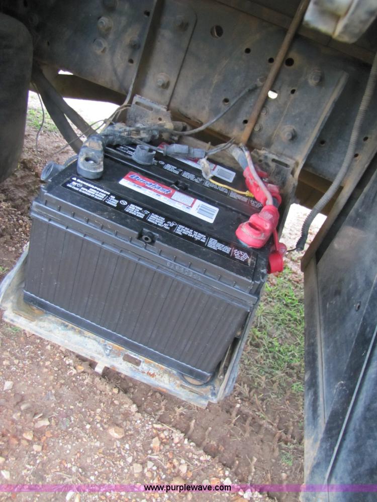 image for item 3135 2001 Ford F650 Super Duty 18' flatbed truck