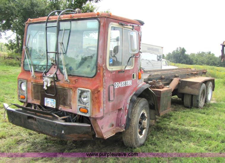 image for item 3444 1984 Mack MR685S rolloff truck