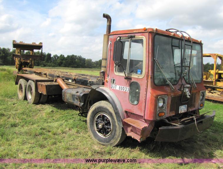 image for item 3444 1984 Mack MR685S rolloff truck